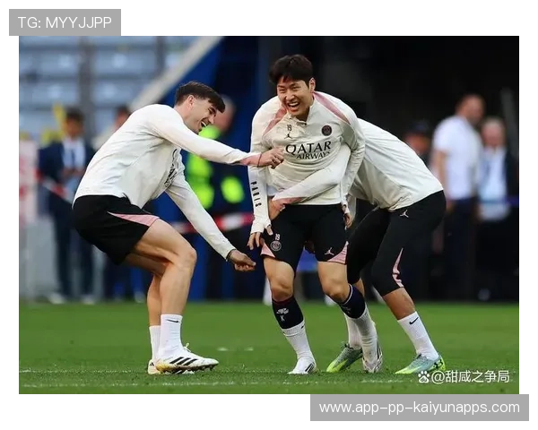 里昂补时再造任意球，直接攻门迫使扑救，里昂集锦